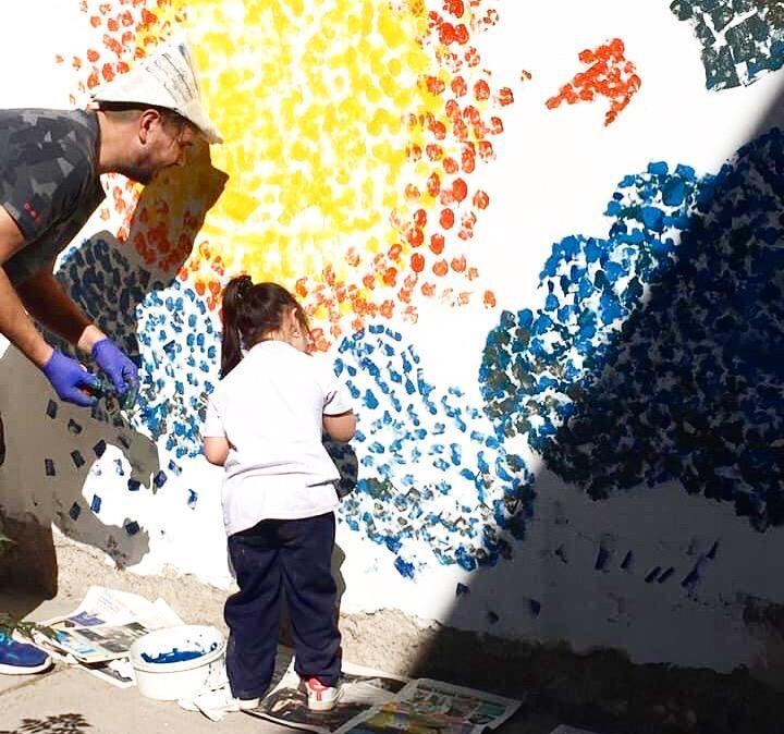 Cristian se convirtió en muralista y obsequió numerosos trabajos a escuelas especiales. Foto: gentileza