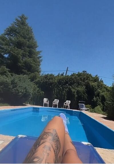 Gran piscina en la casa de Sierra de los Padres que alquilaron L-Gante y Tamara Báez.