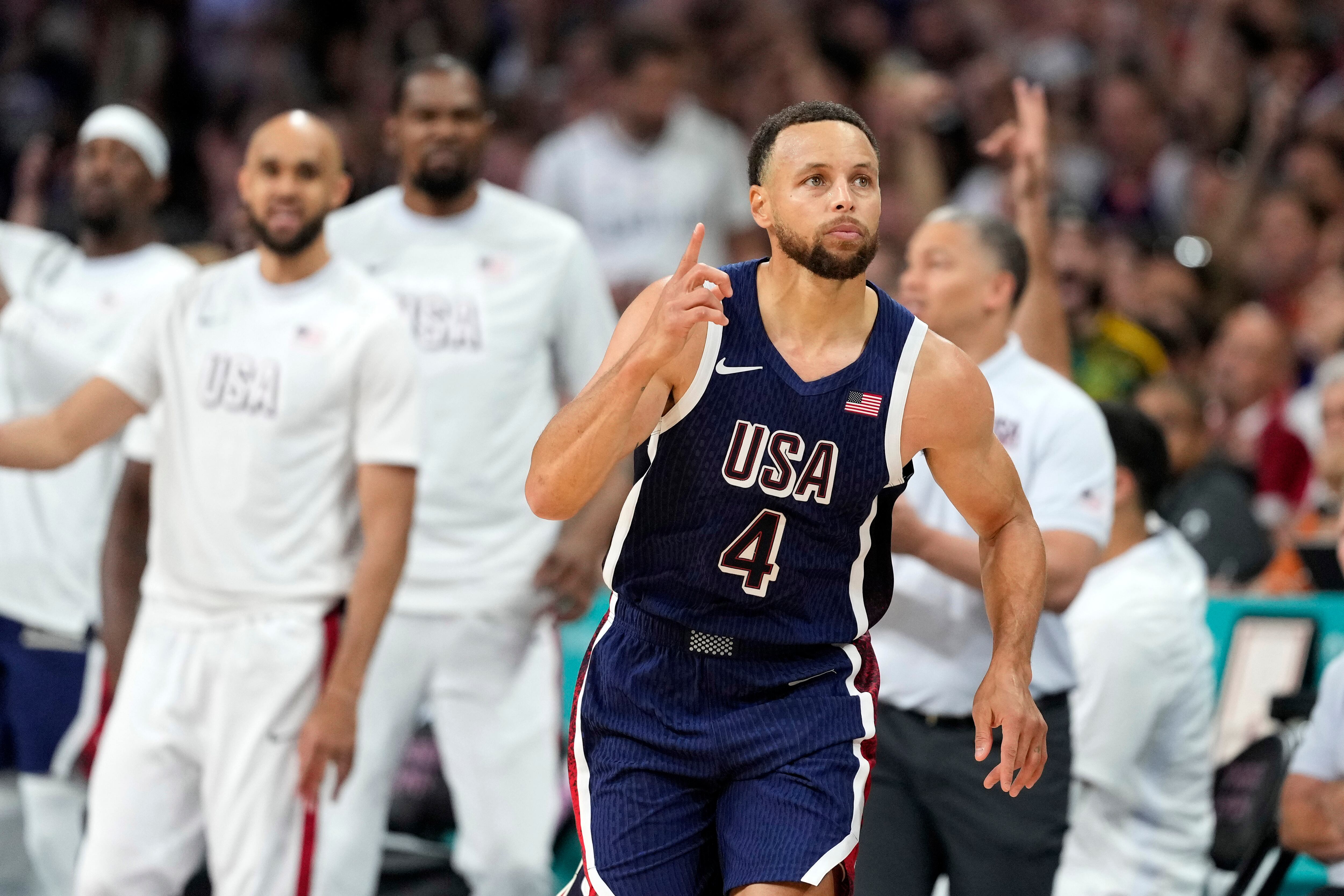 Stephen Curry celebra tras encestar un triple para Estados Unidos ante Serbia en el baloncesto de los Juegos Olímpicos, el 28 de julio de 2024, en Villeneuve-d'Ascq, Francia. (AP Foto/Michael Conroy)