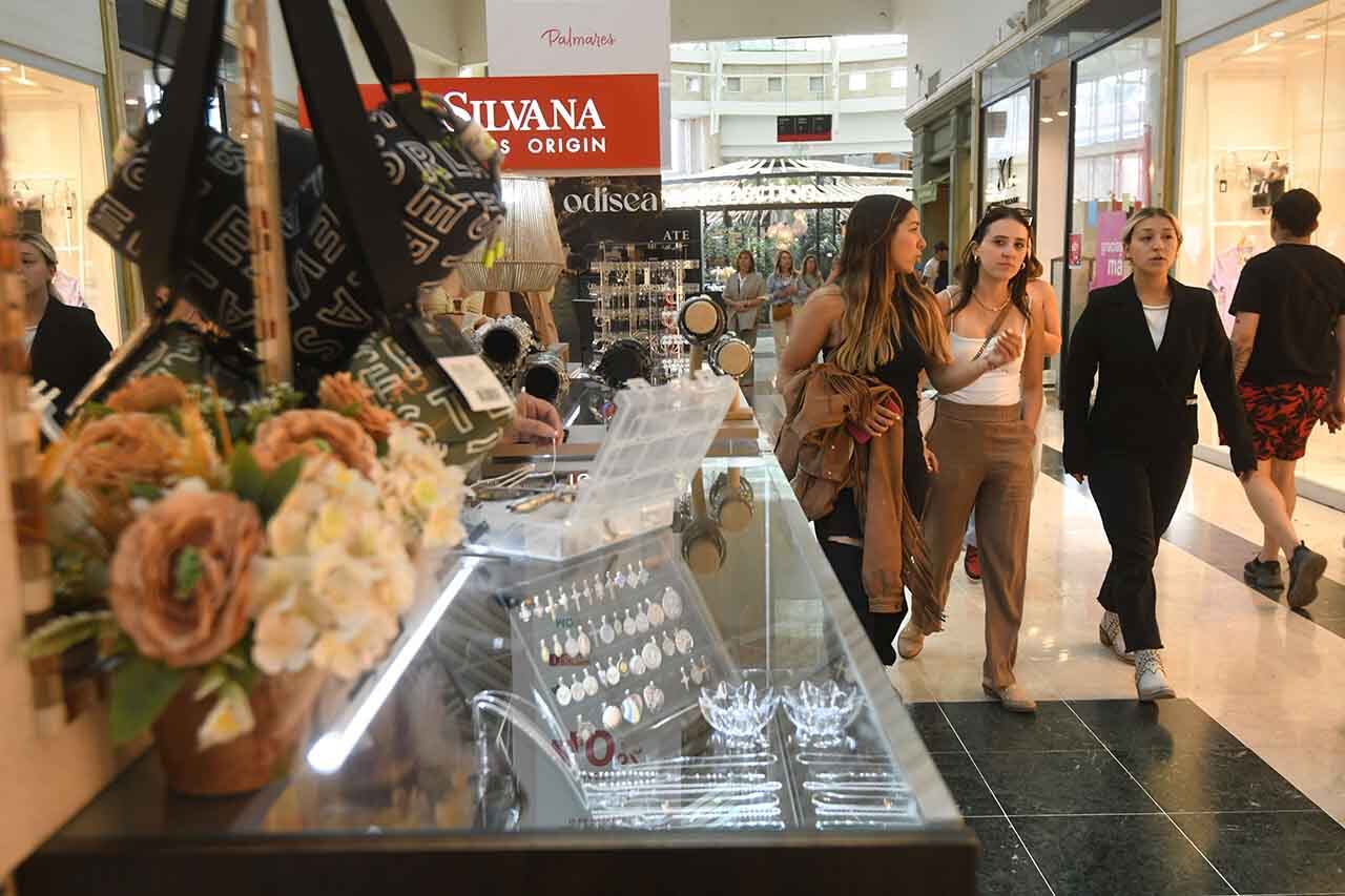 Compras del día de la madre en el centro comercial Palmares de Godoy Cruz
 Foto: José Gutierrez / Los Andes 