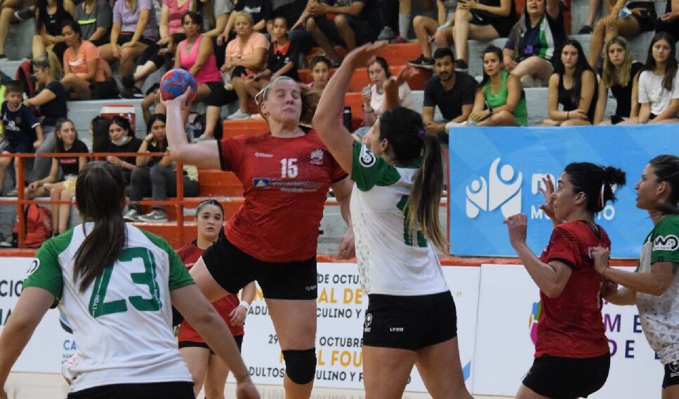 Nacional de Clubes de Handball que se disputa en Mendoza entró en su fase final.