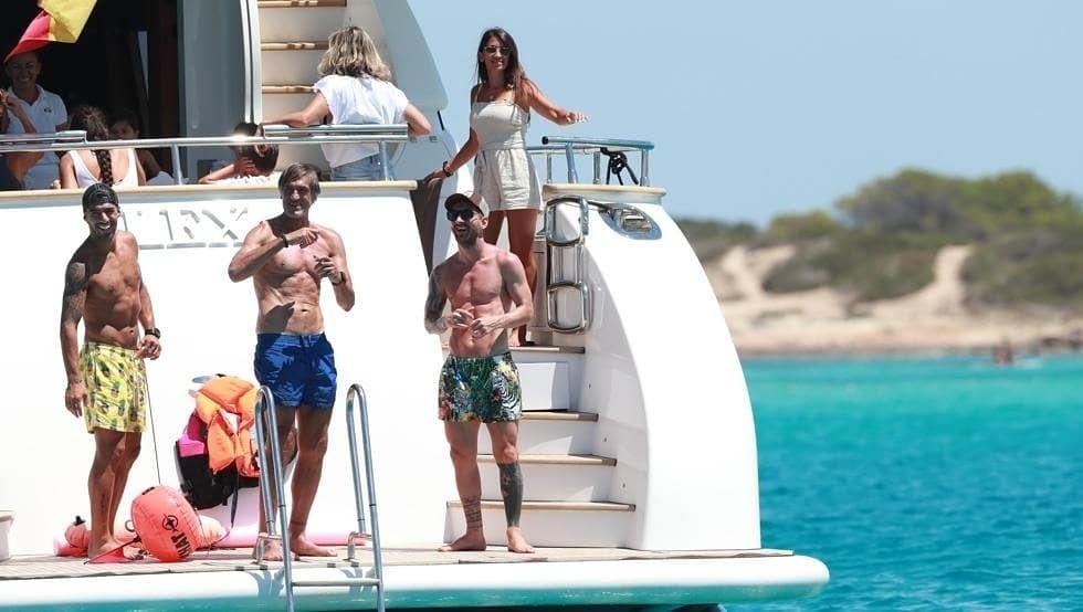 Antonella Roccuzzo y sus tres hijos acompañaron a Messi en la escapada a Ibiza.