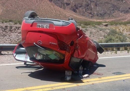 Volcó otro auto en Alta Montaña: una mujer chilena herida y tránsito en ruta 7 suspendido. Gentileza