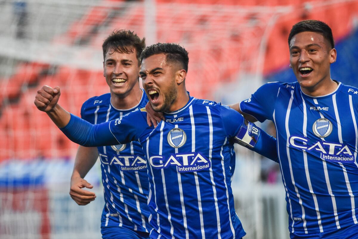 Godoy Cruz la pasó mal, pero le ganó a Arsenal y se metió de lleno en la pelea por el título.
Foto: Mariana Villa / Los Andes