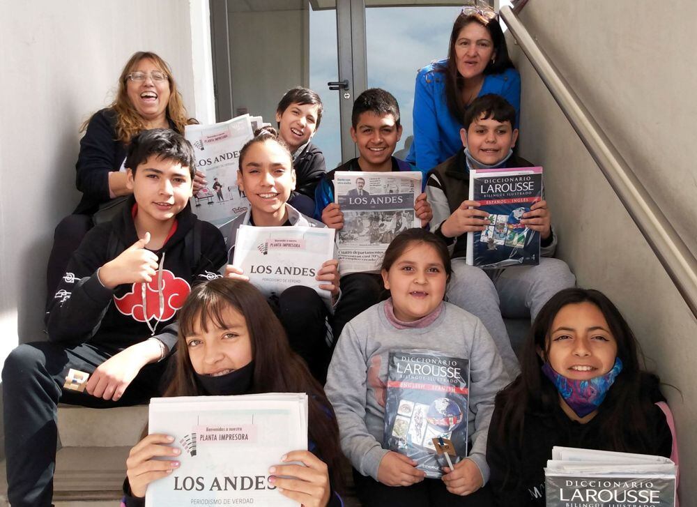 Alexis, Nicolás, Mía, Magalí, Pablo, Alejo y Luis, acompañados por Susana Herrera y Cecilia Funes.

