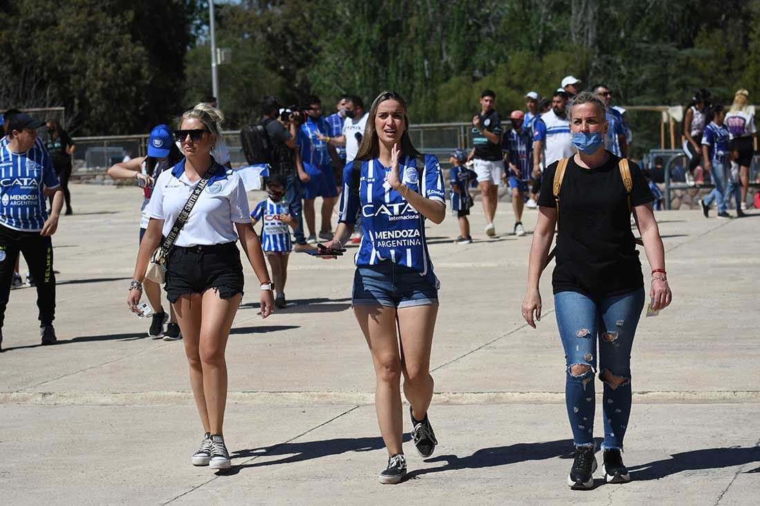 Las chicas fanáticas del Tomba, realizan el recorrido para llegar a la puerta de ingreso a las tribunas.
Foto: José Gutierrez.