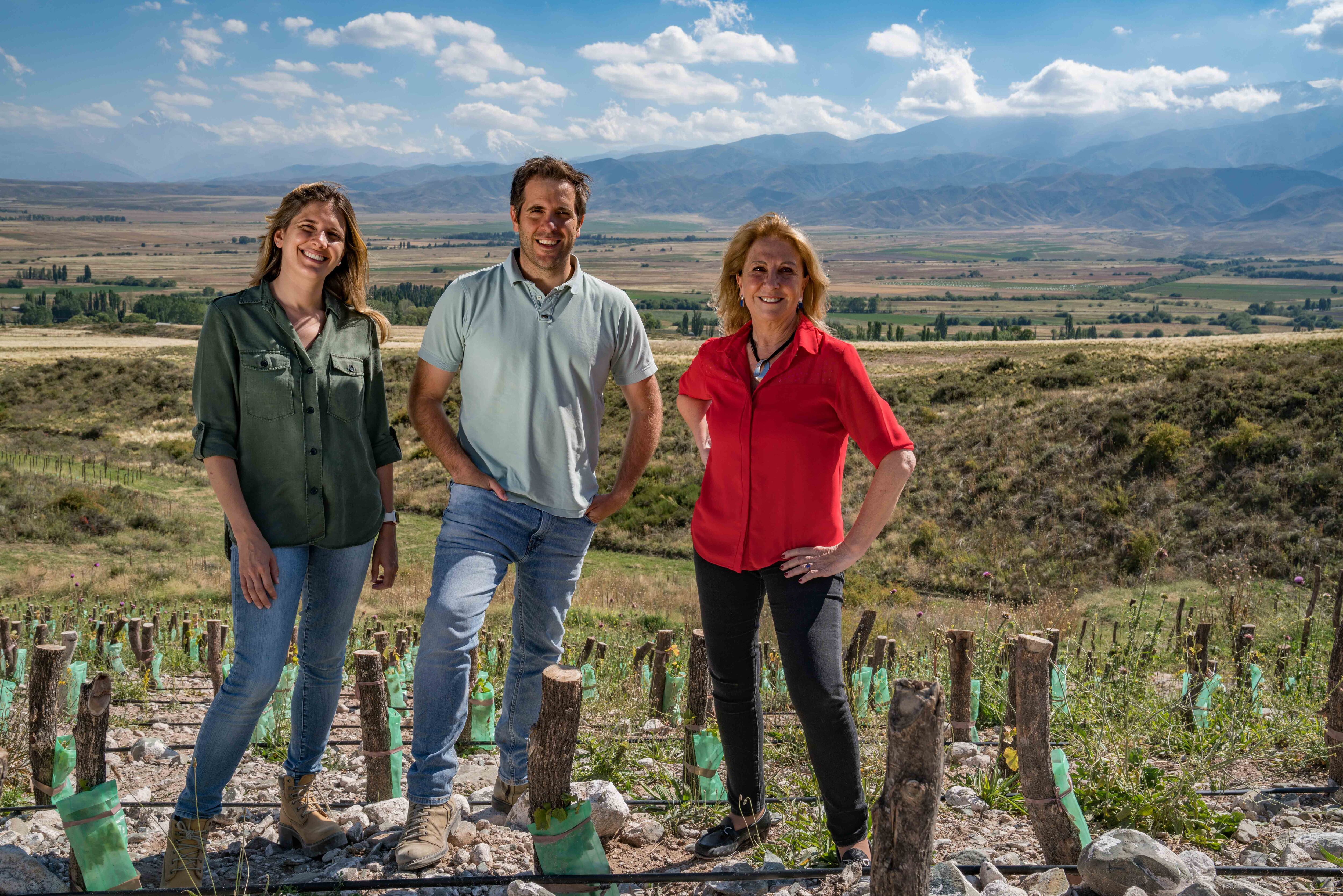 Ana y José Lovaglio junto a su madre Susana Balbo. - Gentileza