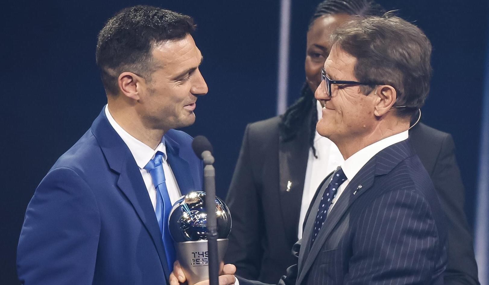 El exentrenador de fútbol italiano Fabio Capello (D) entrega el Premio al Mejor Entrenador Masculino de la FIFA al Entrenador de la Selección Argentina Lionel Scaloni (I) en el escenario durante los Premios The Best del Fútbol de la FIFA Ceremonia de 2022 en París. Foto: EFE/EPA/YOAN VALAT