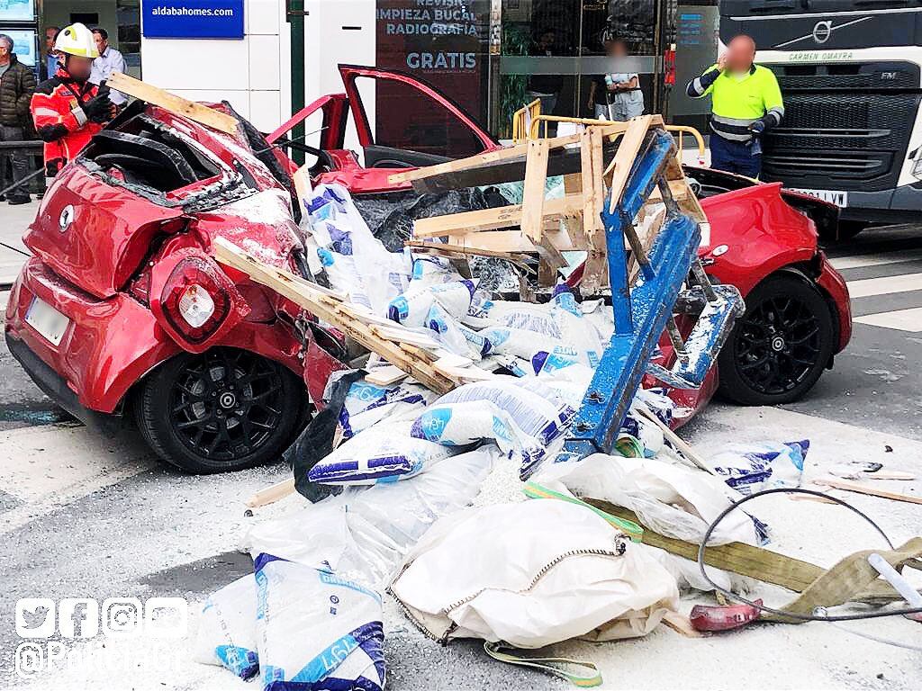 Así quedó el vehículo luego del accidente. Foto: Policía de Granada