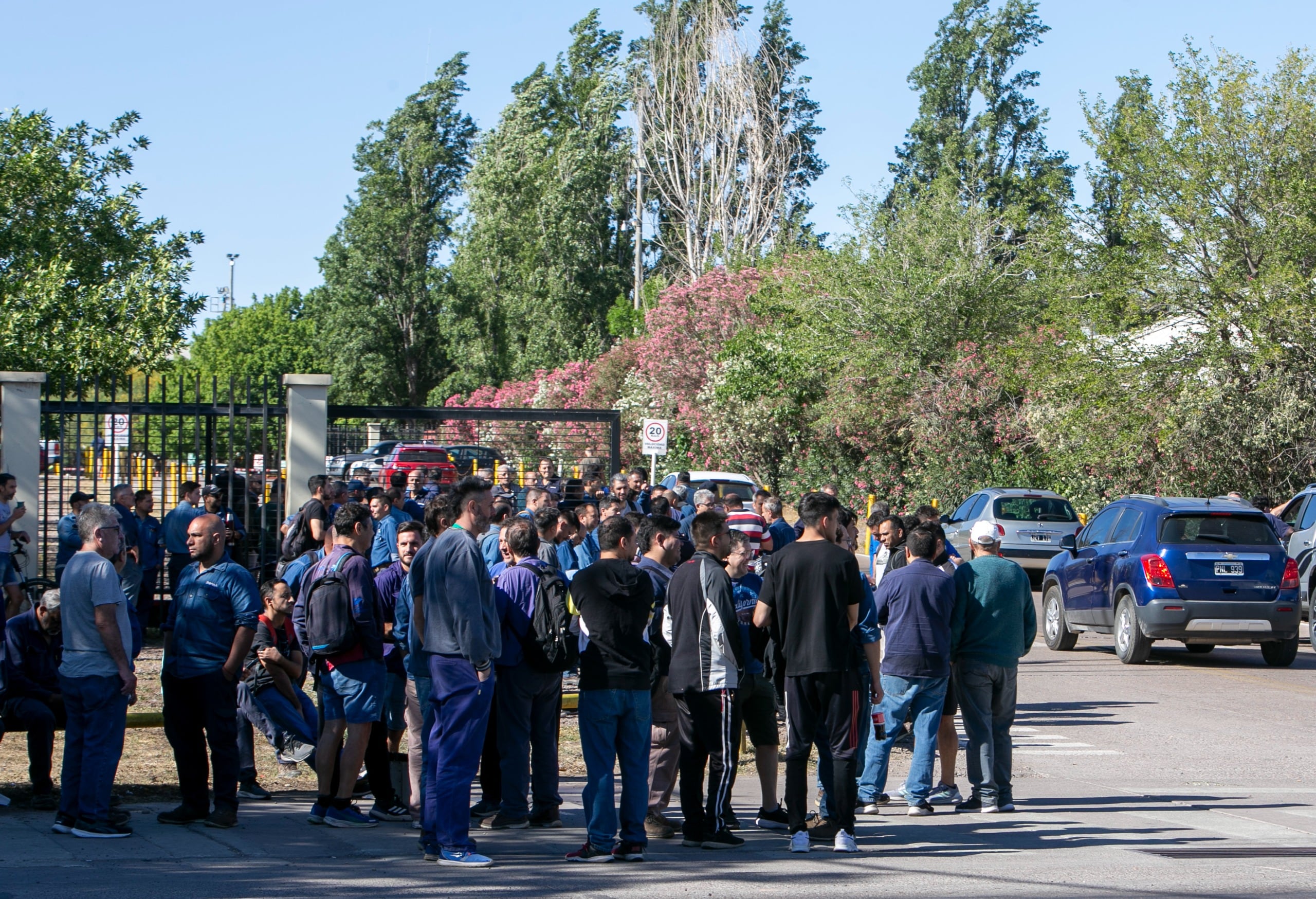 Protesta de trabajadores en Impsa por salarios pagados de forma incompleta e incertidumbre por el traspaso a manos privadas (Foto: Los Andes)