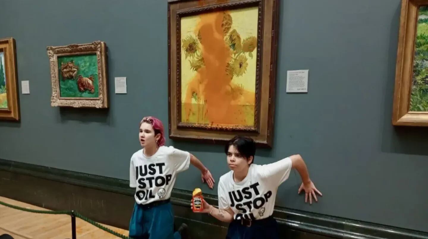 Protesta de dos activistas en el Museo de Londres. Foto: Gentileza Reuters