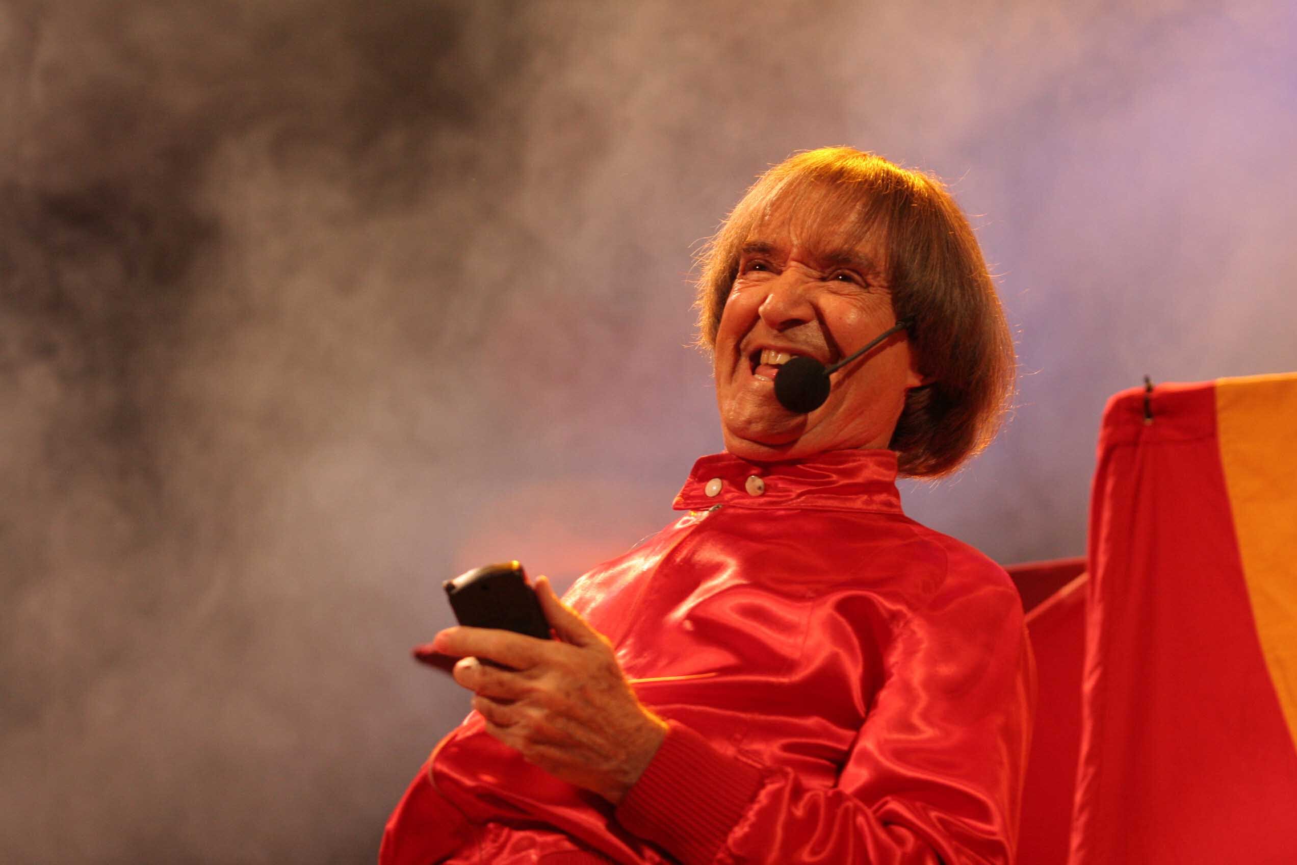 Julio de 2006 - El payaso Piñon Fijo actuó junto al legendario Carlitos Balá de 81 años ante un público repleto de niños y adultos en el Auditorio Angel Bustelo 
Foto: Claudio Gutierrez / Los Andes