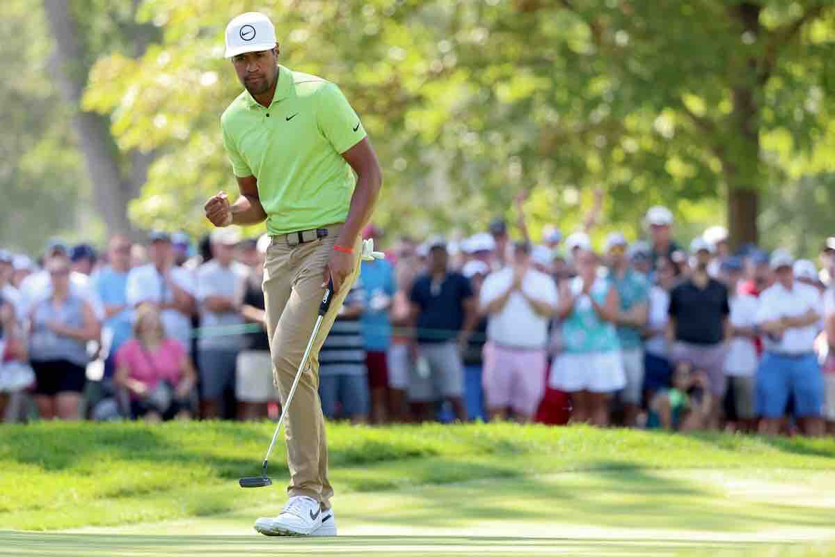 Tony Finau, de EEUU, celebra la obtención de un par sobre el green del hoyo nueve, durante la ronda final del Rocket Mortgage Classic en el Detroit Golf Club. Photo by Mike Mulholland/Getty Images