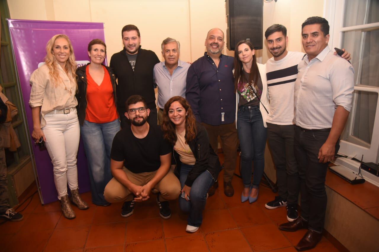 El precandidato a gobernador Alfredo Cornejo con los equipos de Maipú. Foto: Gentileza