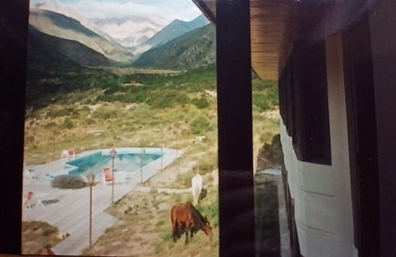 La antigua pileta del hotel Samay Huasi, desde la habitación donde se hospedó Osvaldo Gustavo Córdoba en febrero de 1992.