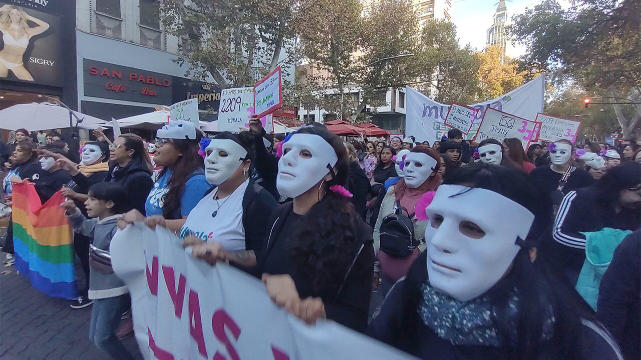 Marcha nacional por “Ni una menos”: Mendoza sigue de luto y el color negro es una consigna