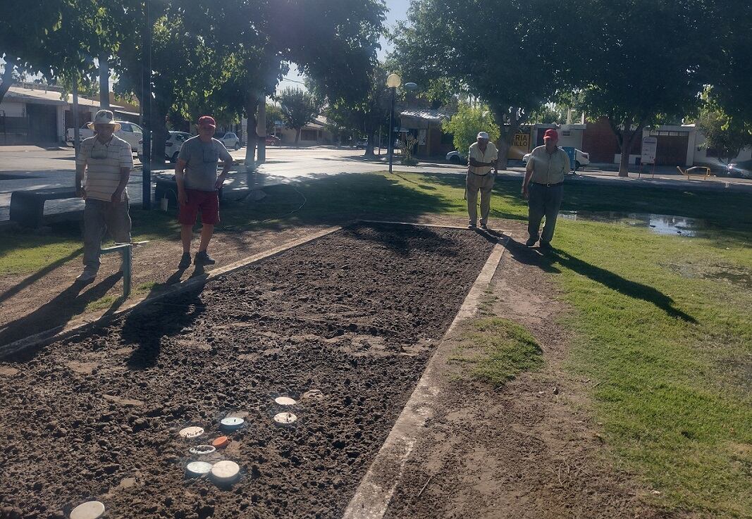 Hay campeonatos locales, regionales y nacionales de tejo, pero esencialmente, es un divertido juego social. | Foto: Los Andes