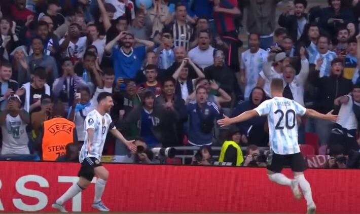 Una integrante de la seguridad del estadio de Wembley no contuvo su alegría con el primer gol argentino.