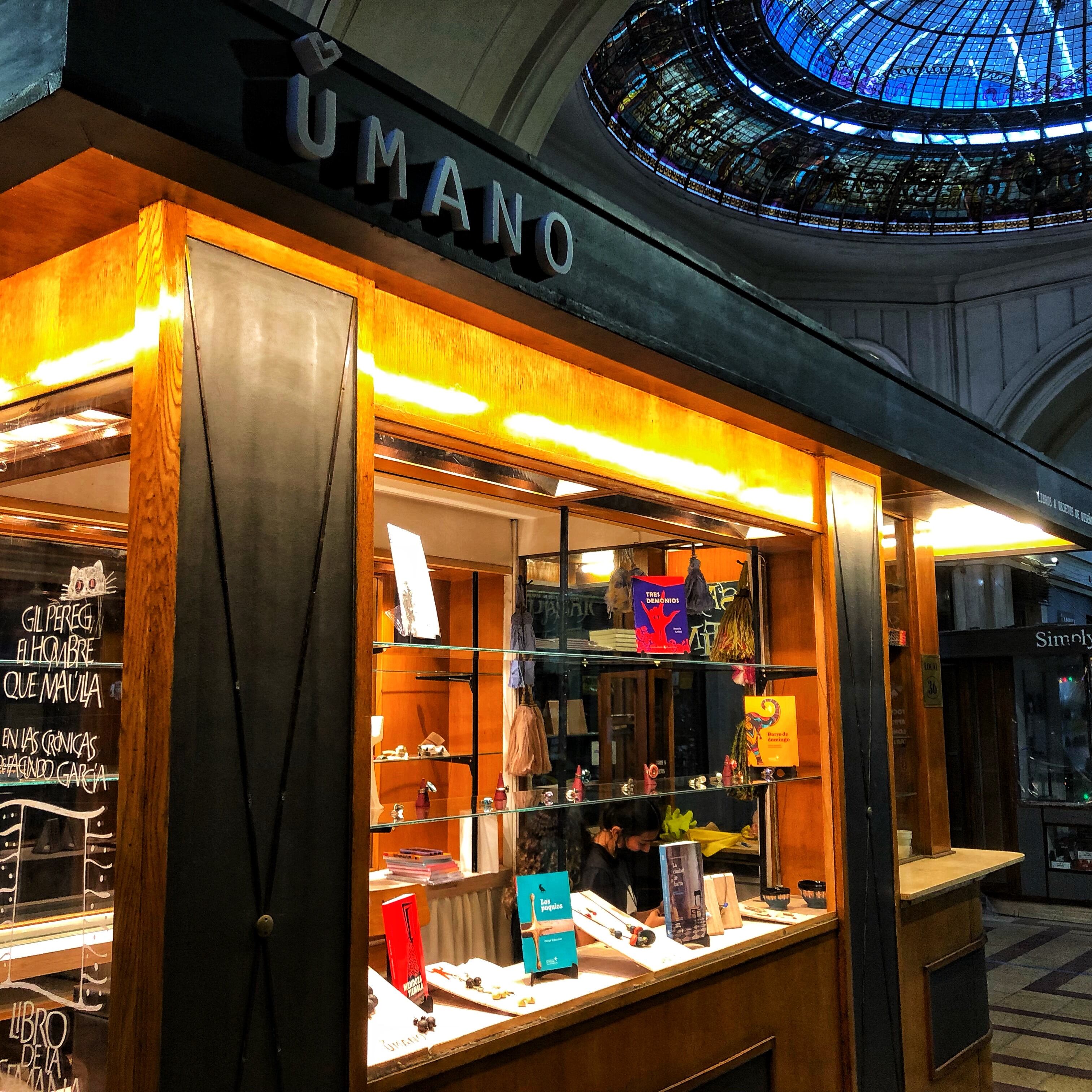 Los libros también pueden adquirirse en Umano, tienda ubicada en el Pasaje San Martín.