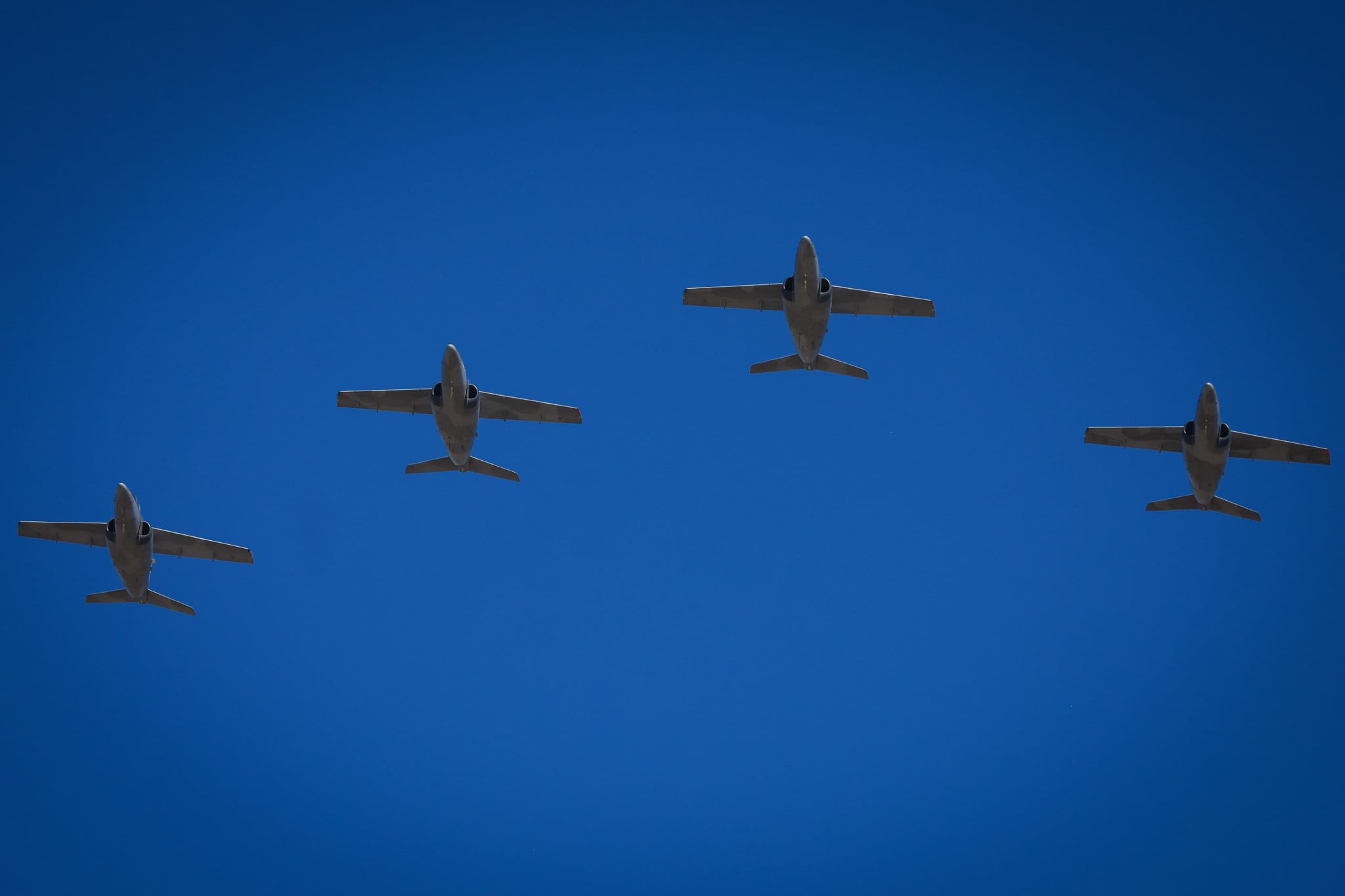 Con un desfile terrestre y un pasaje aéreo de los IA 63 Pampa se realizaron los actos del 73 aniversario de la IV Brigada Aérea  Foto: Claudio Gutiérrez