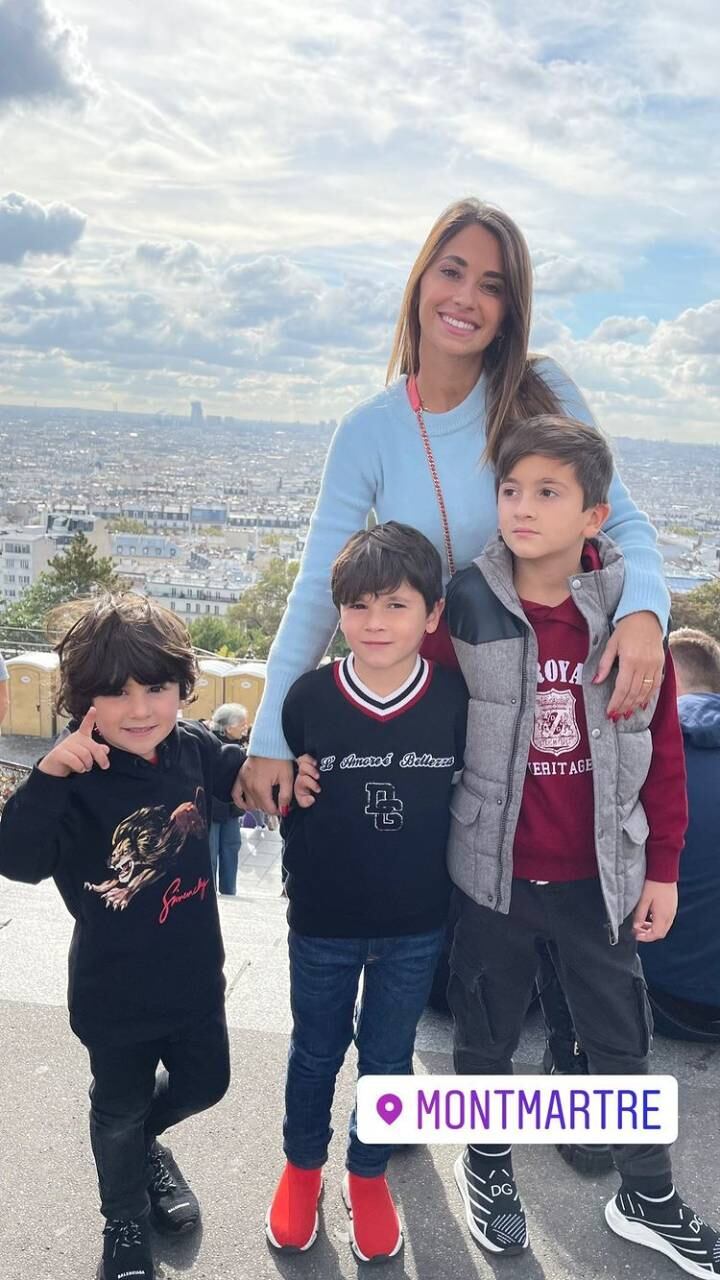 Antonela Roccuzzo  con sus hijos Ciro, Mateo y Thiago Messi.