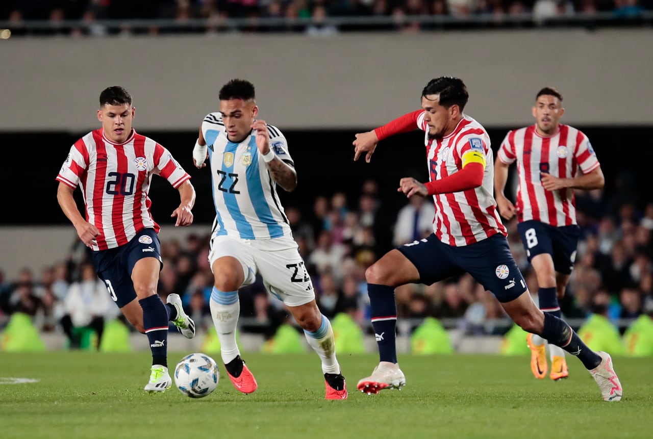 . BUENOS AIRES (ARGENTINA), 12/10/2023.- Lautaro Martínez (2i) de Argentina disputa el balón con Fabián Balbuena (d) de Paraguay hoy, en un partido de las Eliminatorias Sudamericanas para la Copa Mundial de Fútbol 2026 entre Argentina y Paraguay en el estadio Más Monumental en Buenos Aires (Argentina). EFE/ Luciano González
