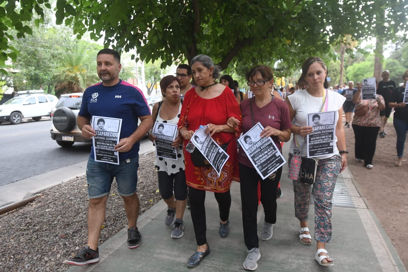 Familiares, amigos y miembros del Colegio de Abogados de Mendoza marcharon hasta le Polo Judicial para pedir por la aparición de Nataniel Guzmán.