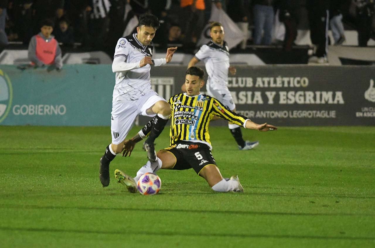 Fútbol, Primera Nacional. Santiago López, una de las figuras de la noche en el estadio Víctor Legrotaglie, supera la marca de Vázquez, en el encuentro que el Lobo goleó al líder, Almirante Brown.
Foto: José Gutierrez / Los Andes