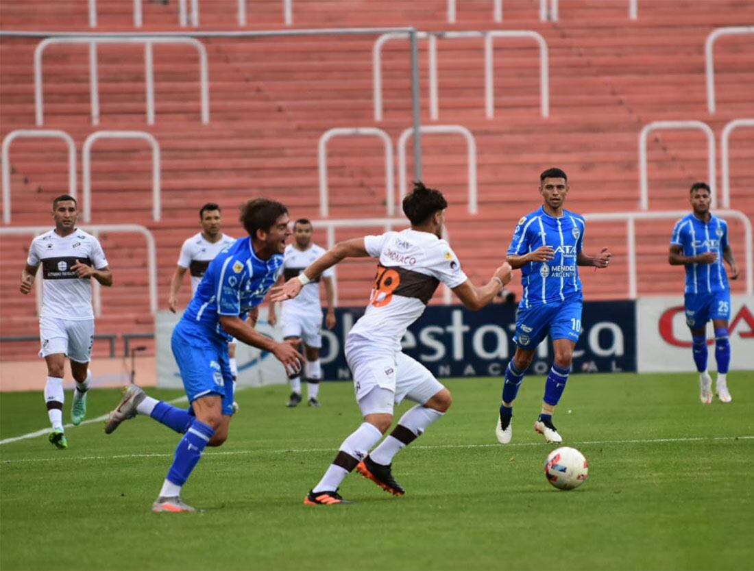 Godoy Cruz Antonio  Tomba vs Platense en el estadio Malvinas Argentinas. / Mariana Villa ( Los Andes). 