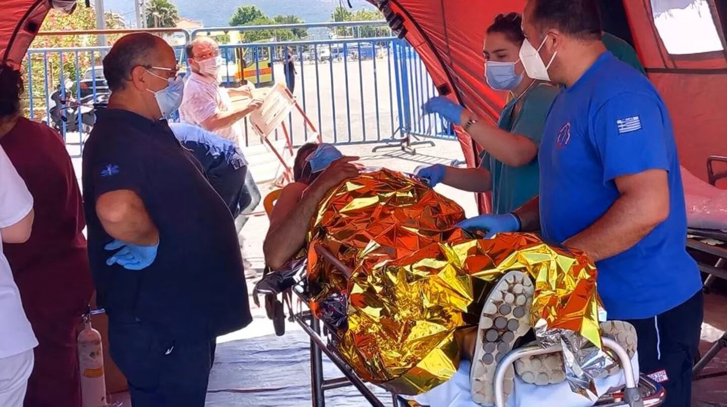 Los sobrevivientes seguían hoy en una enorme bodega de la sureña ciudad portuaria de Kalamata para su identificación y entrevista con las autoridades griegas. Foto: TN.