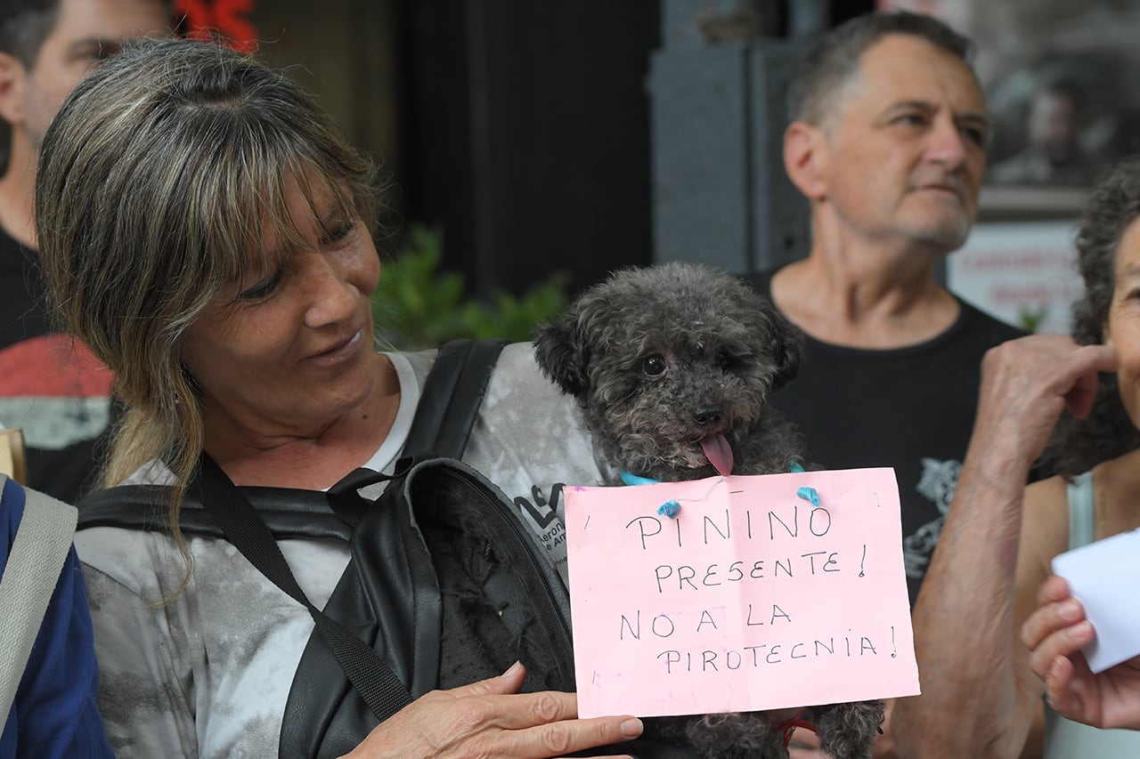 Defensores de animales realizaron una Protesta por el uso de pirotecnia en Peatonal Sarmiento y San Martín de Ciudad. Foto: Marcelo Rolland / Los Andes