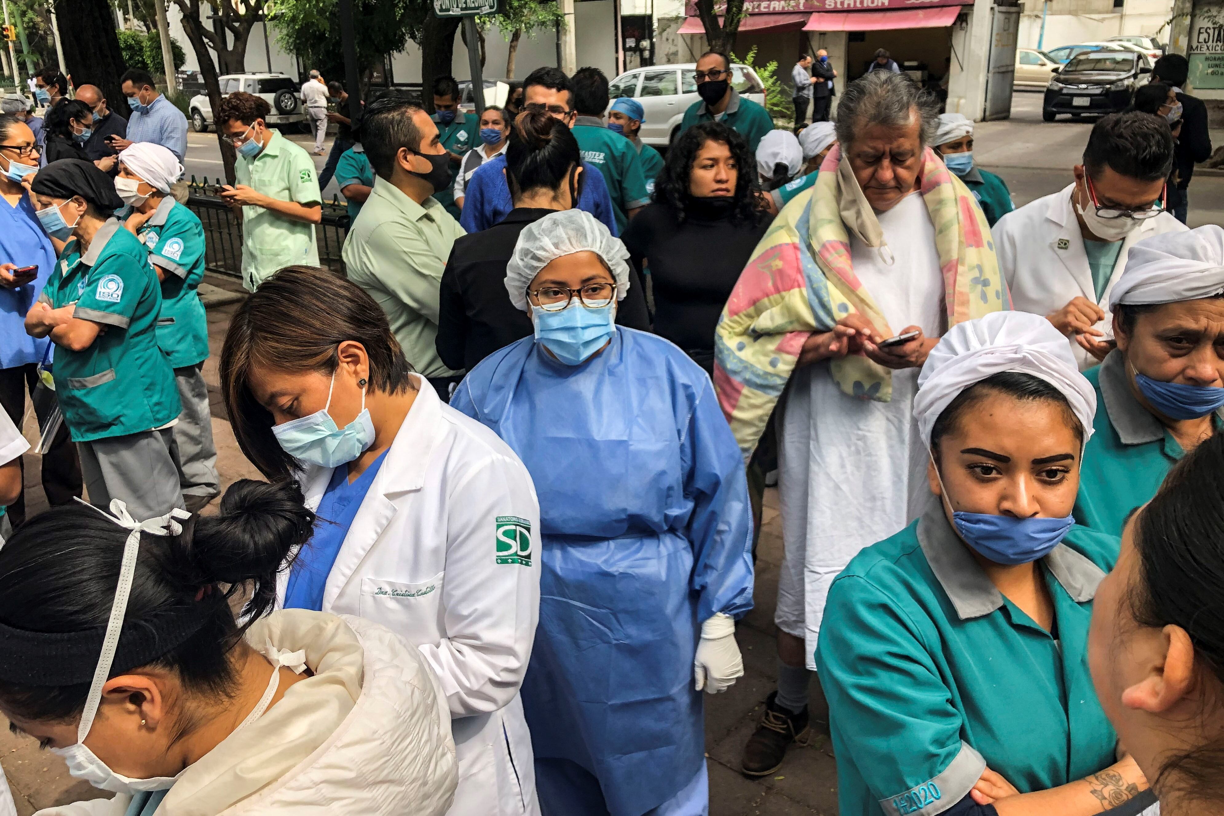 Un fuerte sismo con epicentro cerca del balneario de Huatulco, en el sur de México, remeció edificios en la capital mexicana y millas de personas salieron a las calles