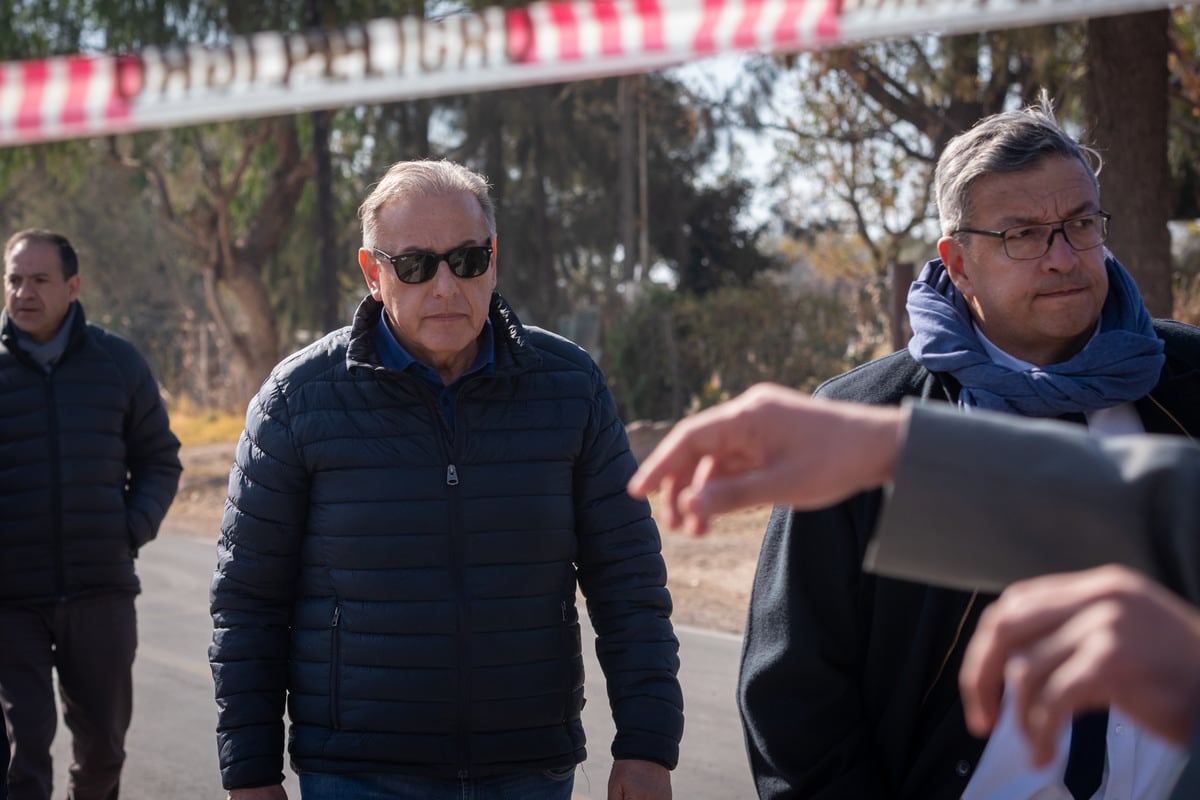 Femicidio
El cadáver de Agostina Trigo estaba en un galpón abandonado en carril Robert, entre carril Norte y Chivilcoy, de Buen Orden.
La zona fue perimetrada a mas de un kilómetro.
Ministro de Seguridad Raul Levrino el fiscal Oscar Sívori 
Foto: Ignacio Blanco / Los Andes   