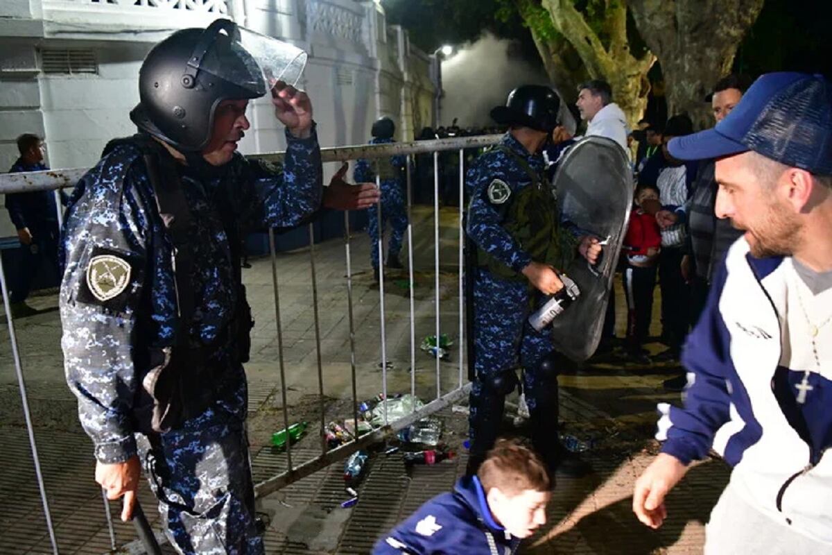 Gravísimos fueron los incidentes entre la Policía y un grupo de hinchas de Gimnasia LP. / Clarín.