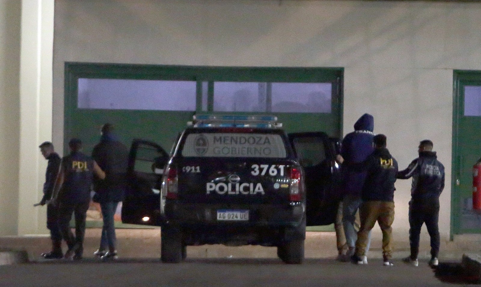 Los rugbiers franceses llegaron a Mendoza, trasladados por la Policía.