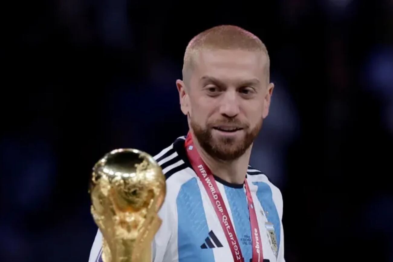 Papu Gómez con la Copa dle Mundo.