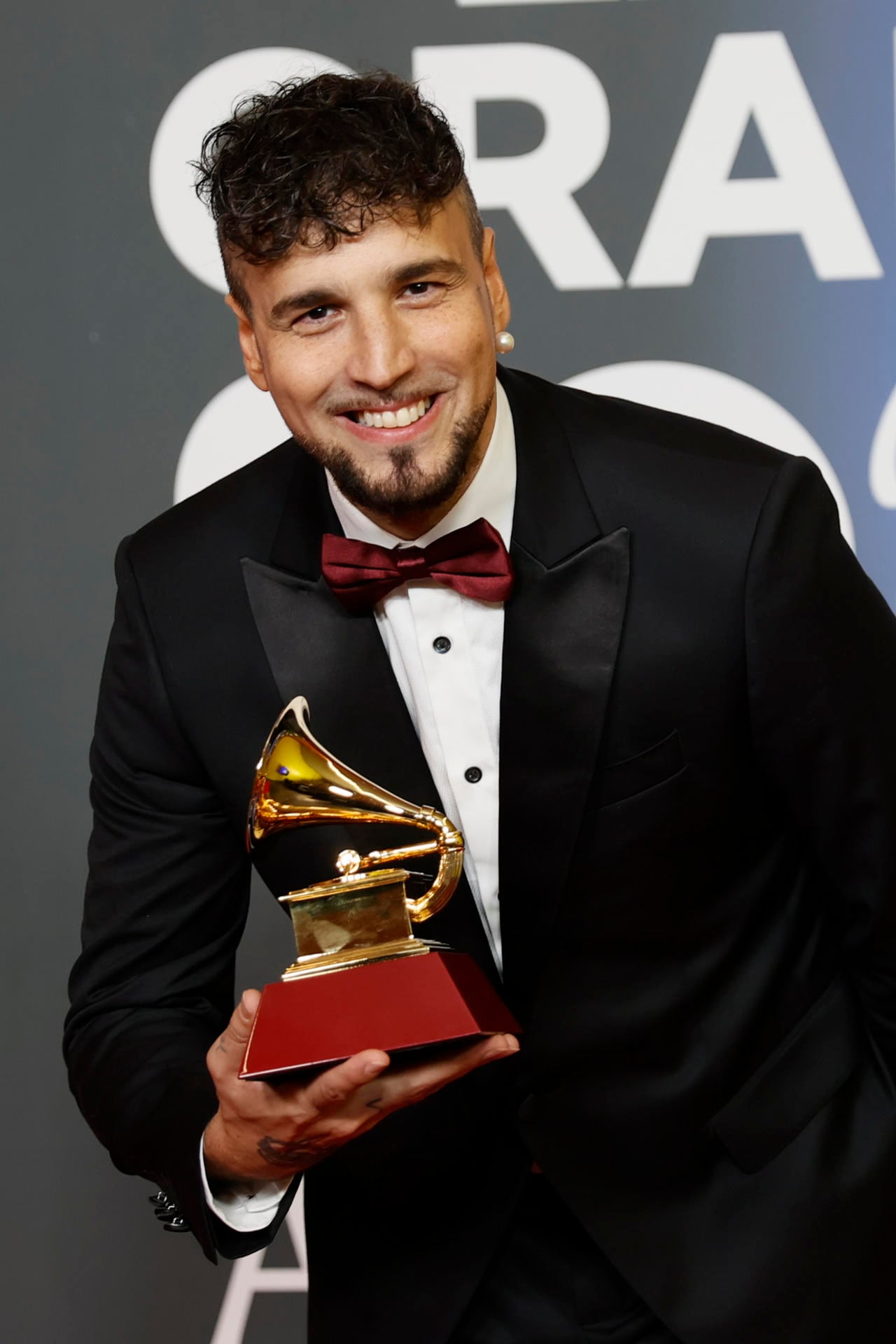 SEVILLA. 16/11/2023.- Dante Spineta, Premio a la Mejor Canción Alternativa, posa para los fotógrafos en la alfombra roja de la gala anual de los Latin Grammy, este jueves en Sevilla. EFE/Jorge Zapata
