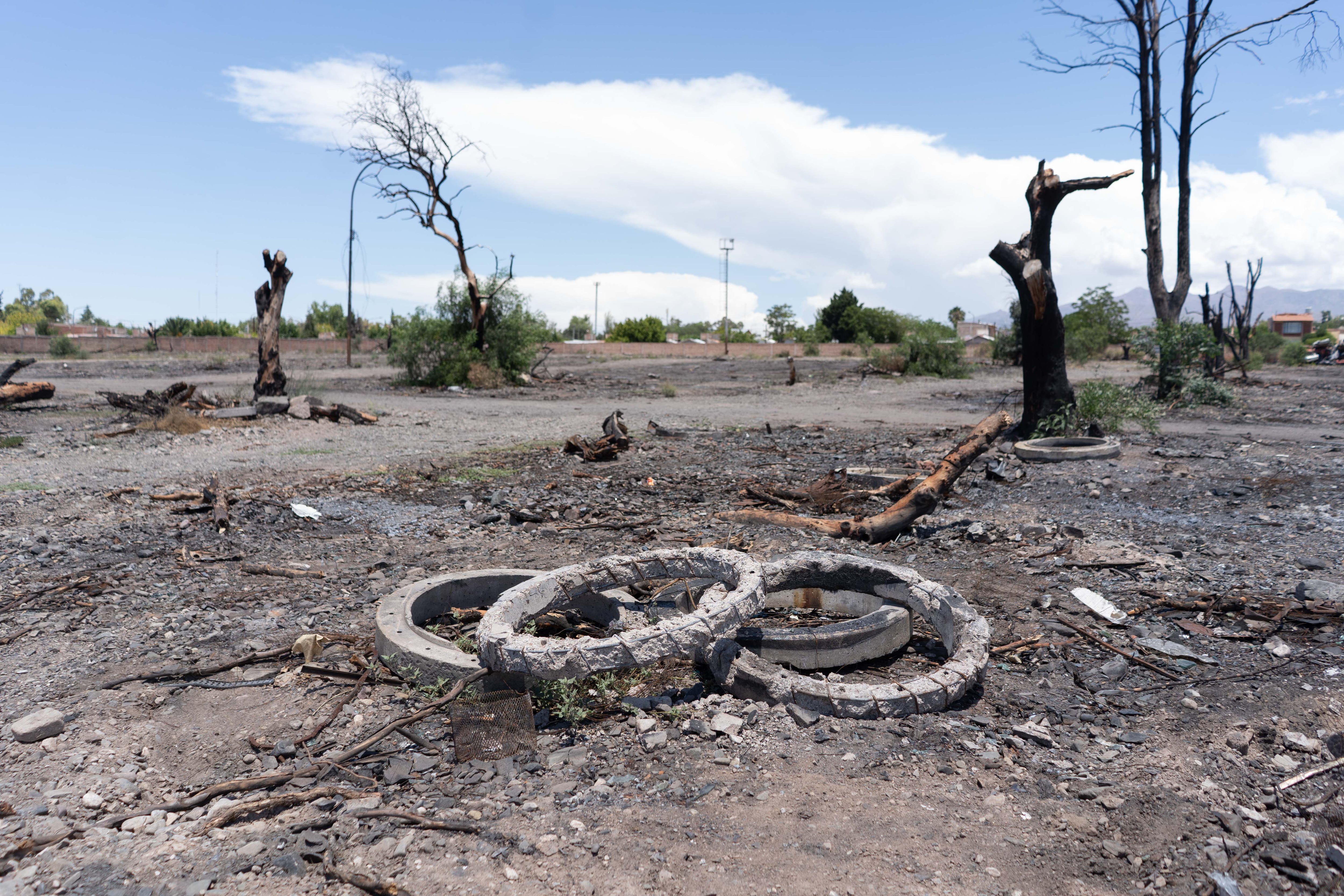 Las marcas que dejó el incendio en la Playa San Agustín quedó a la vista en la limpieza del predio. Foto: Prensa Mendoza