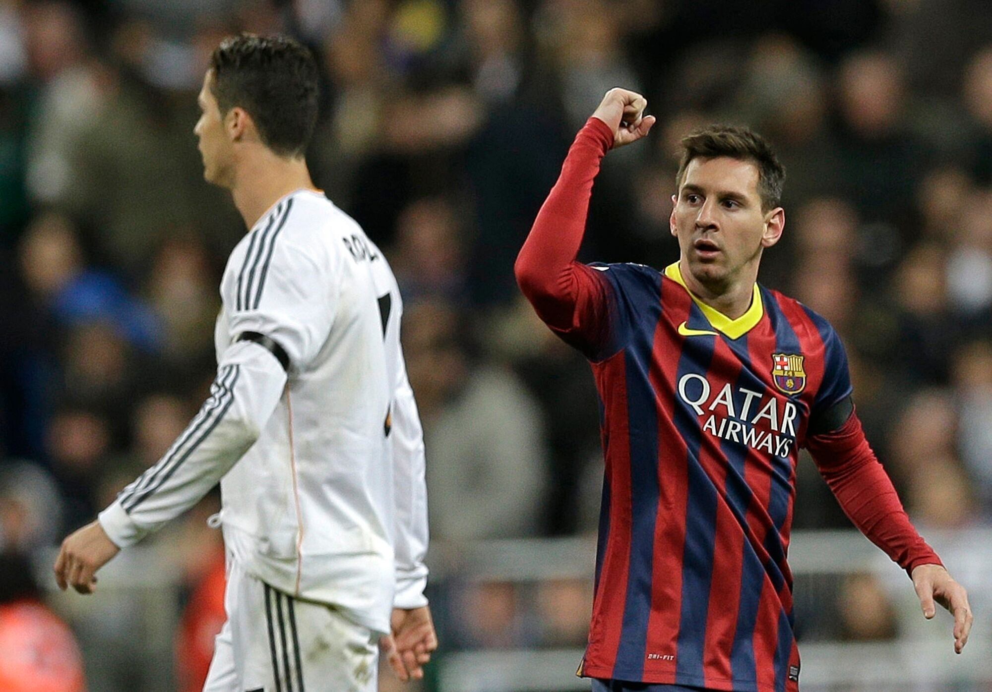 ARCHIVO - En esta foto del 23 de marzo de 2014, el argentino Lionel Messi, del Barcelona, festeja junto al portugués Cristiano Ronaldo, del Real Madrid, durante un encuentro de La Liga española (AP Foto/Paul White, archivo)