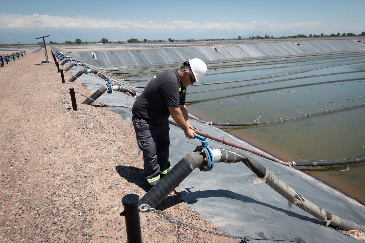 Un obrero de la Planta Depuradora de Líquidos Cloacales El Paramillo, en el departamento de Lavalle.

Foto: Ignacio Blanco / Los Andes 