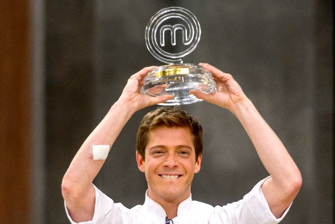 Dalmau con el trofeo de campeón luego de ser declarado el ganador del certamen. (Prensa Telefe).