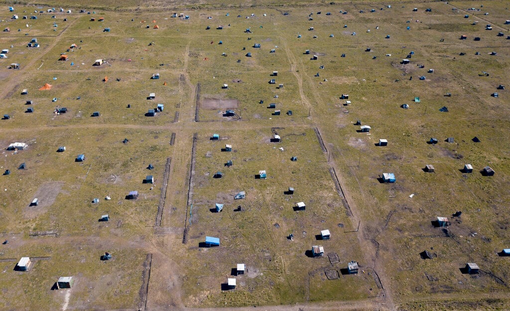 Casas improvisadas en un campamento de ocupantes ilegales en Guernica, provincia de Buenos Aires, Argentina, el lunes 14 de septiembre de 2020. Un tribunal ordenó el desalojo de las familias que viven allí desde julio, pero las familias dicen que no tienen adónde ir en medio de la Pandemia de COVID-19.