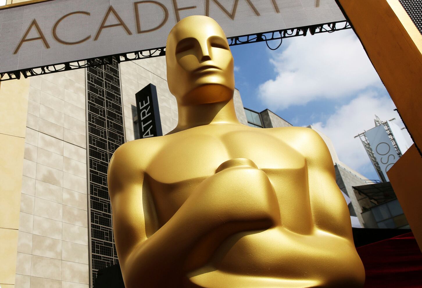 ARCHIVO- Una estatua del Oscar fuera del Teatro Dolby para la 87a entrega de los Premios de la Academia en Los Angeles el 21 de febrero de 2015. La 96a entrega de los Oscar se realizará el 10 de marzo de 2024. (Foto Matt Sayles/Invision/AP, archivo)