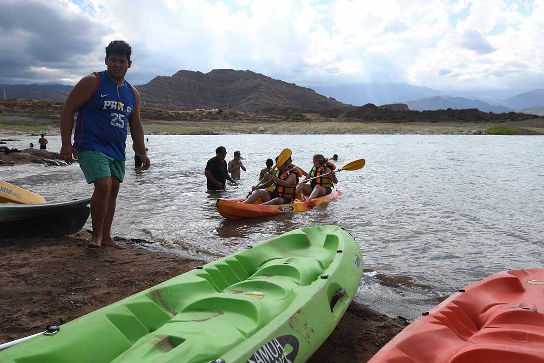 Turistas y mendocinos disfrutando en una tarde de calor en el perilago del Dique Potrerillos. Foto: José Gutierrez