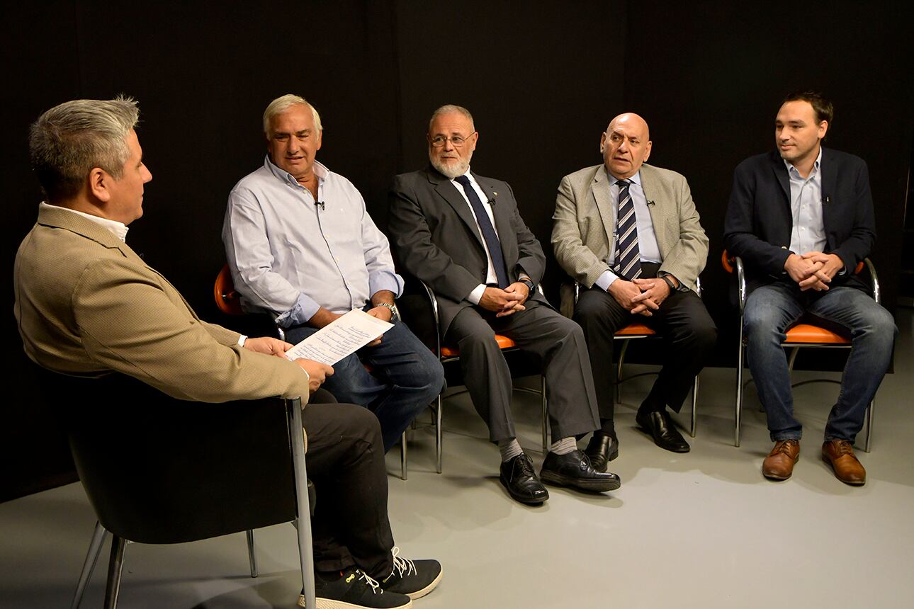 Ciclo Pilares para el desarrollo sustentable de la región . Quinto  Encuentro
José Federico López  , Presidente de la Clínica de Cuyo, el  Dr. Roberto Miatello  , Decano de la Facultad de Medicina de la Universidad Nacional de Cuyo junto al  Dr. José Lodovico   , Presidente del Círculo Médico de Mendoza (Cimesa) y Secretario de la Confederación Médica de la República Argentina (Comra); y el Lic. Rodolfo Montero , Gerente General de la Fundación Escuela Medicina Nuclear (Fuesmen).
Un encuentro para tener una mirada estratégica de la salud en la provincia y en los avances tecnológicos aplicados en beneficio de los pacientes.
Foto: Orlando Pelichotti