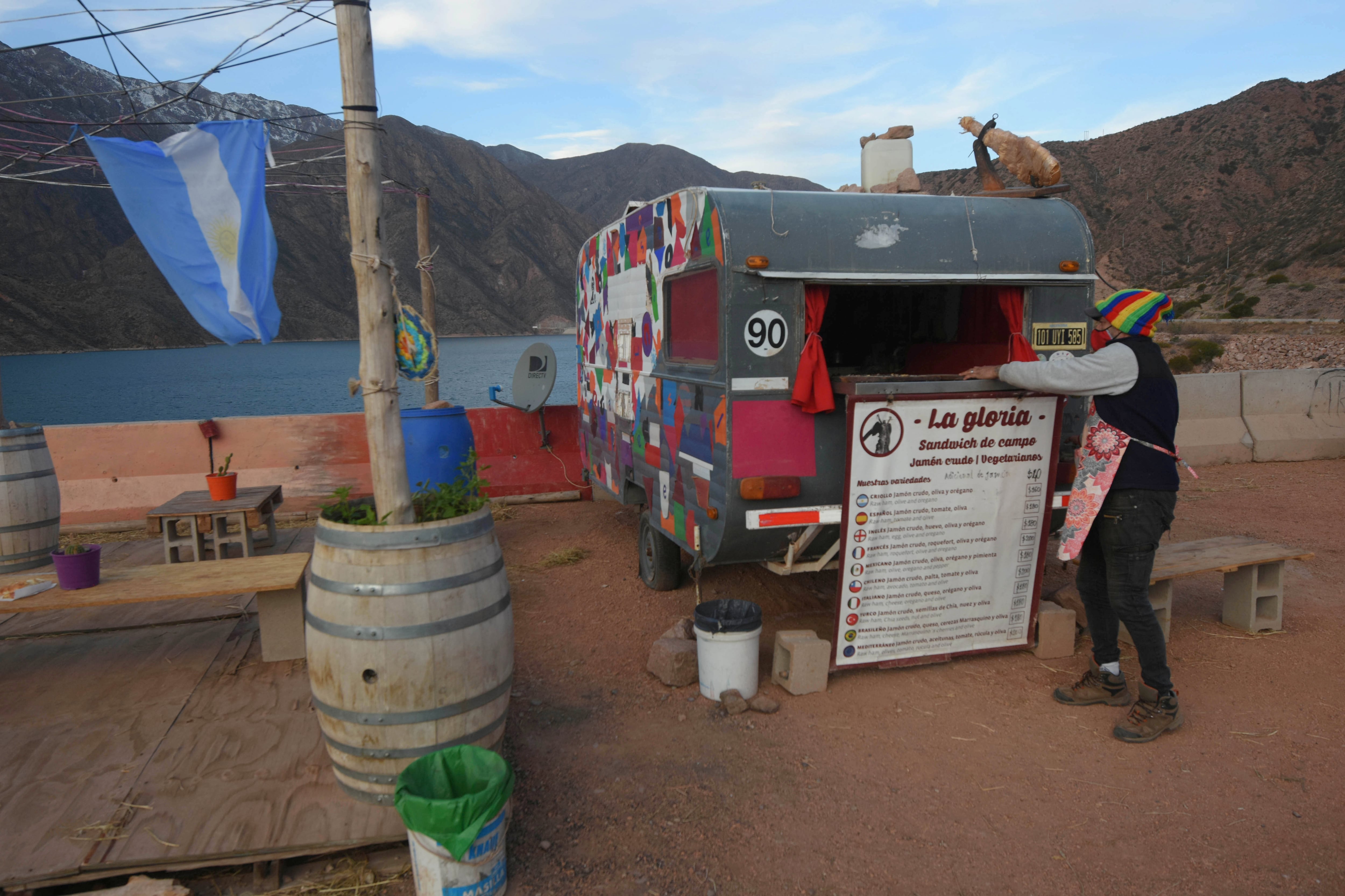 Sergio en su puesto de comidas en el Dique de Potrerillos, se prepara para la atención de turistas
Foto: José Gutiérrez / Los Andes