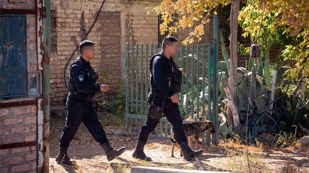 Un hombre fue asesinado en Maipú
El hecho ocurrió durante la noche del viernes en el interior de Finca López ubicada en Carril Los Álamos y Ruta 20, de dicho distrito. Todo comenzó cuando dos sujetos encapuchados y armados ingresaron al predio e interceptaron Felipe Villca de 52 años porque supuestamente había comprado dólares esa tarde.

Foto: Ignacio Blanco / Los Andes