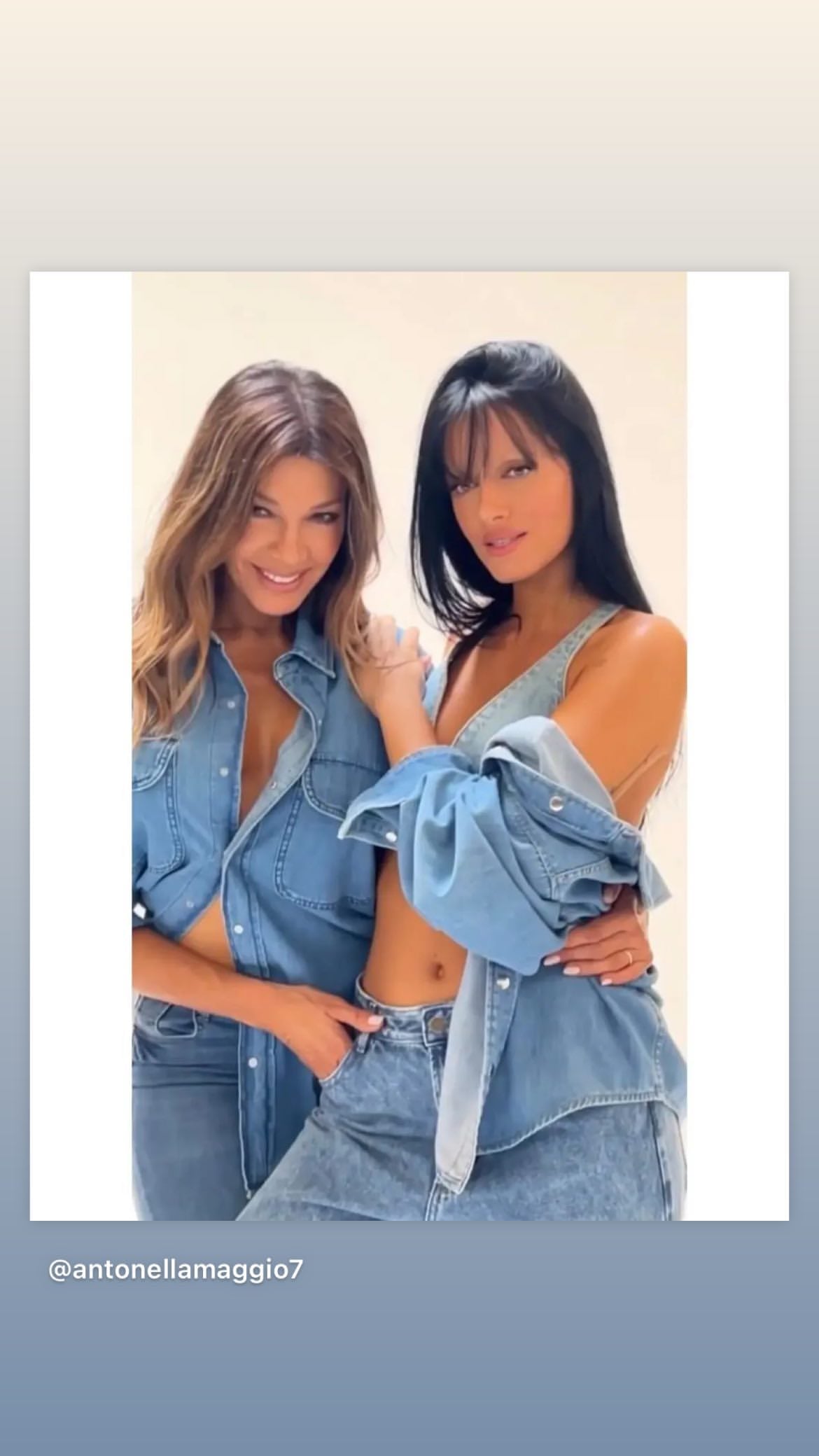 Oriana Sabatini modeló junto a Catherine Fulop.