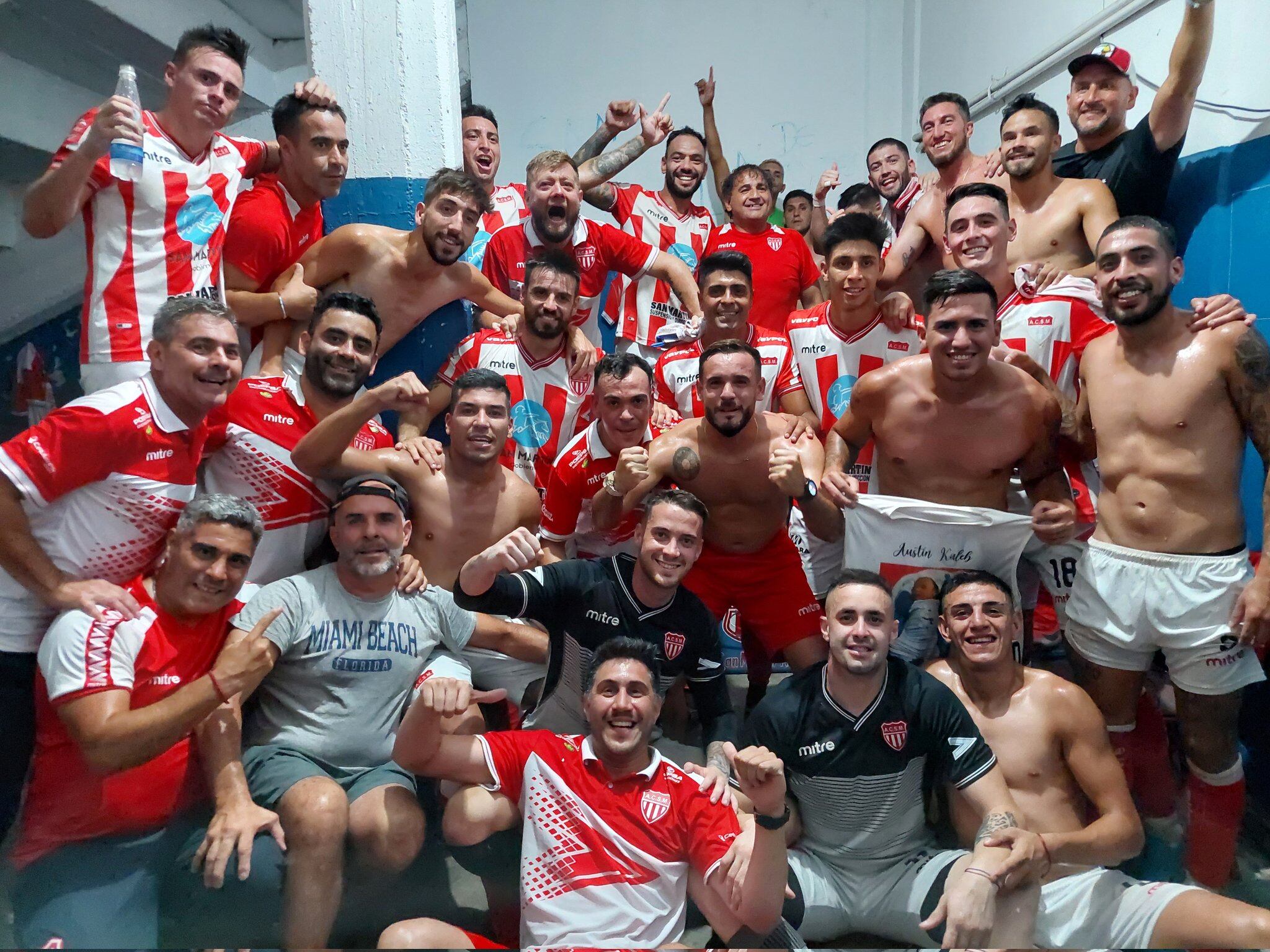 El plantel de Atlético Club San Martín festeja en el vestuario de la cancha de Unión de Santa Fe. Histórico pasaje a la final del Albirrojo. / Gentileza: Prensa ACSM.