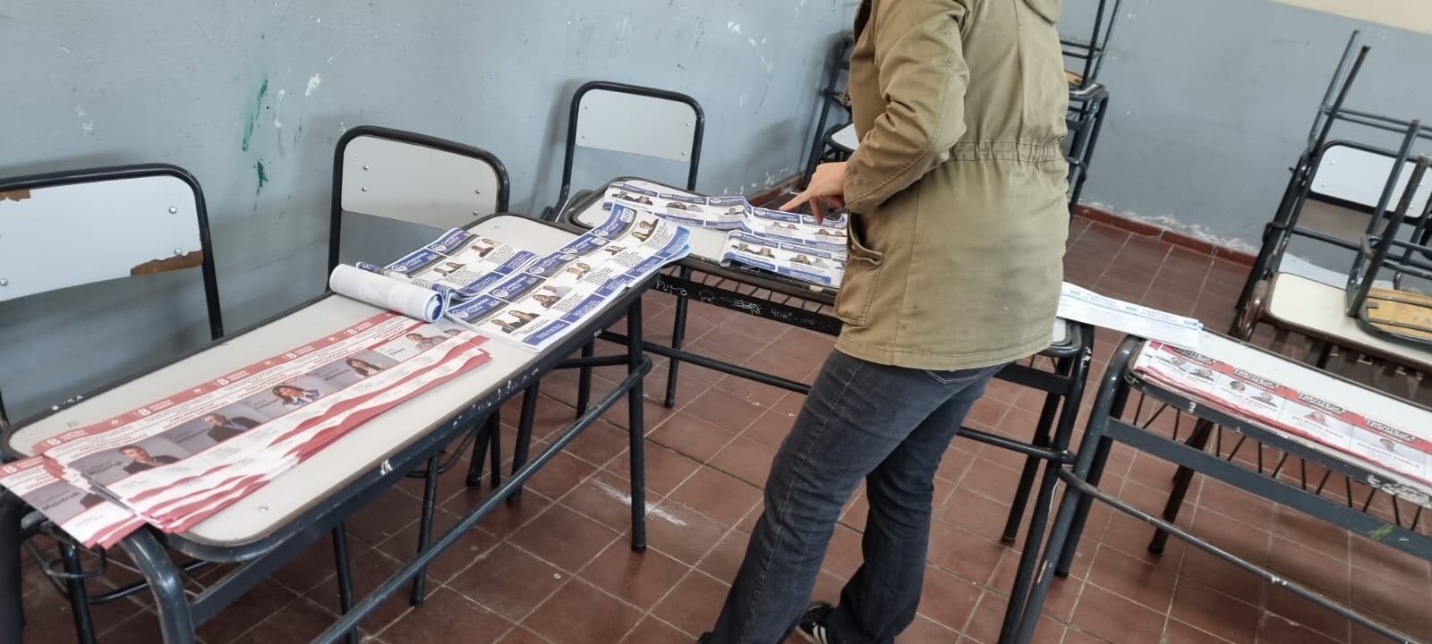 Preparando cuarto oscuro en escuela Leandro Alem de Guaymallén./ José Gutiérrez- Los Andes